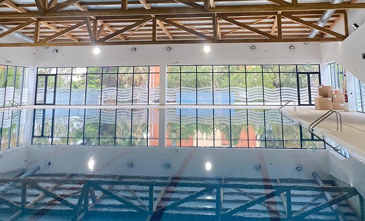 La piscina Salduba de Marbella reabre con deficiencias en los vestuarios