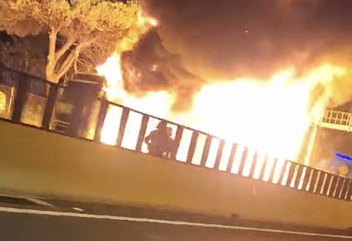 Arde un camión en la A-7 a la entrada de Marbella desde Las Chapas