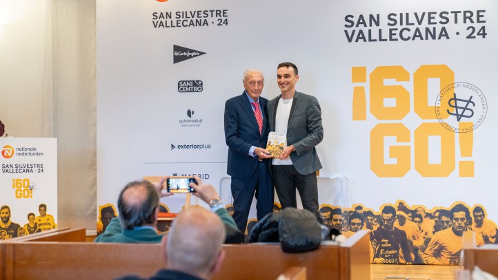 El marbellí Luis Ángel Maté recibe uno de los premios Silvestre de 2024