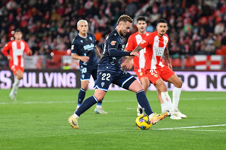 Otro gol de Ontiveros permite al Cádiz sumar en casa del líder Almería