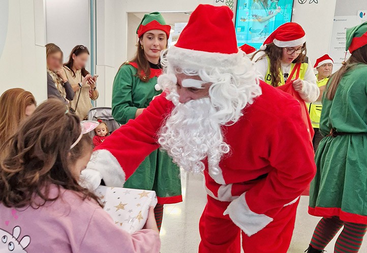Sorpresa de Papá Nöel para los más pequeños en Quirónsalud Marbella