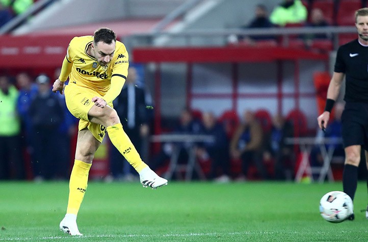 El descomunal gol de Loren Morón no evita la derrota del Aris ante Olympiakos