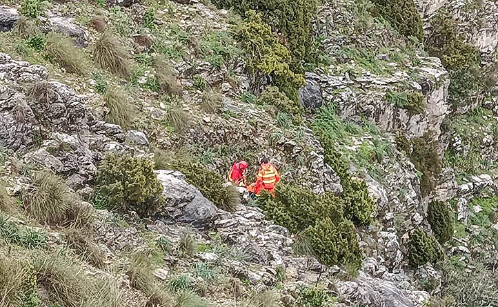 Bomberos de Marbella rescatan a un excursionista en La Concha