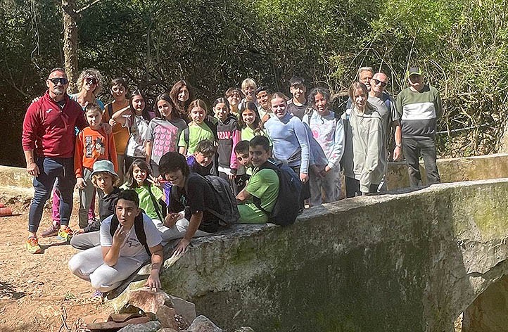 Alumnos del CEIP Juan Ramón Jiménez reforestan el molino Guadalpín