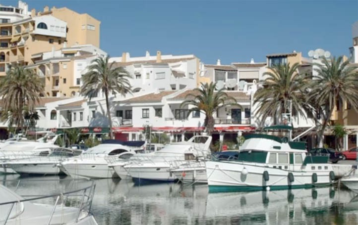 Herido un trabajador al manipular el motor de una embarcación en Marbella