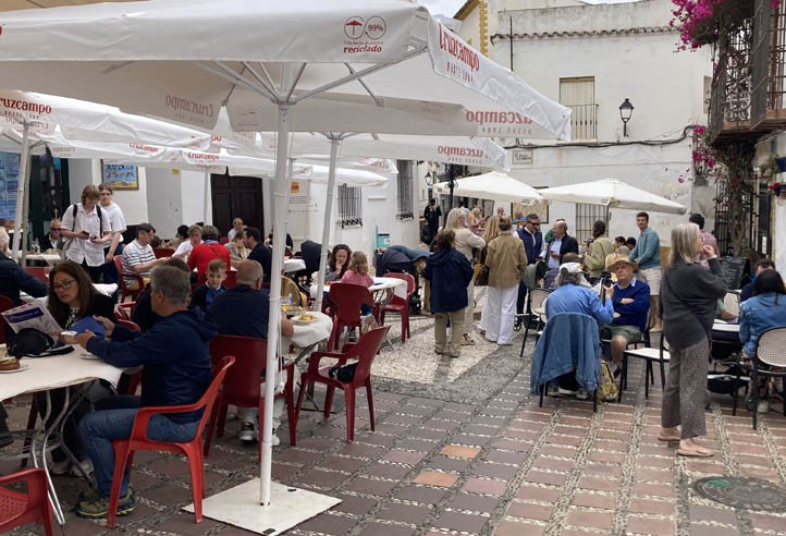 Fuerte bajada del paro en Marbella en abril por la Semana Santa