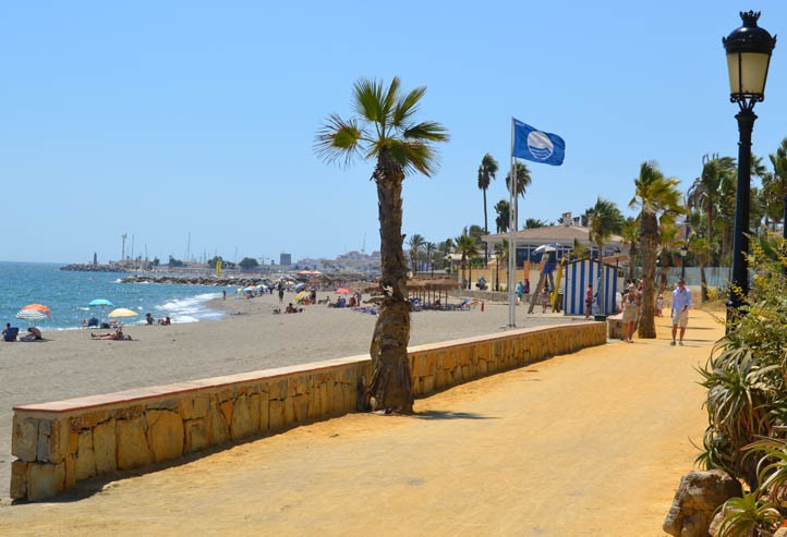 Marbella, tercer municipio de España con más banderas azules en playas