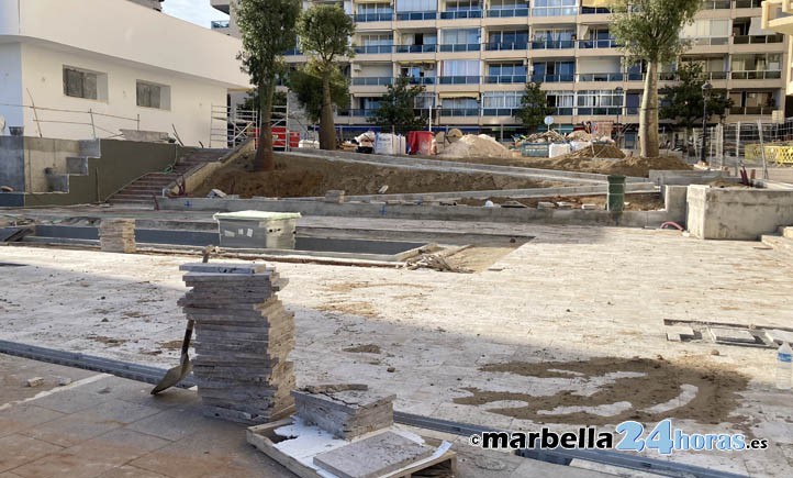 Un mar de cemento y de baldosas en el entorno del Faro de Marbella
