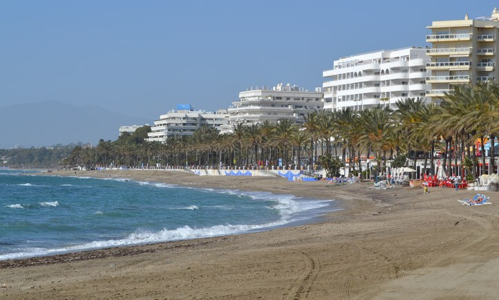 Las obras de los espigones en las playas de Marbella durarán ocho meses