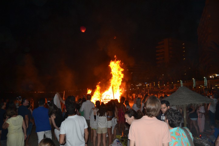 Marbella prohíbe los farolillos voladores en la Noche de San Juan