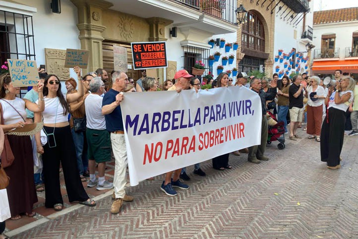 Tímida manifestación por el derecho a vivienda asequible en Marbella