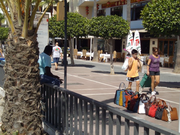 El Ayuntamiento de Marbella dice haber retirado 12.000 artículos al 'top manta'