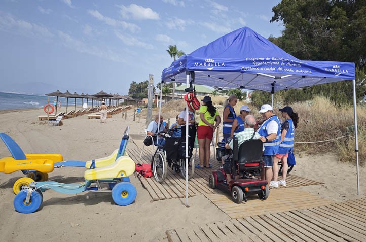 El servicio de baño asistido ya está disponible en las playas de Marbella