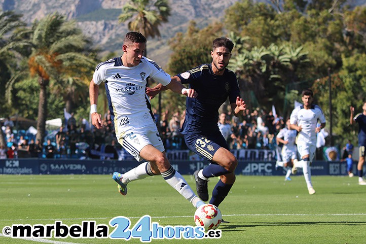 Jorge Álvarez renueva su compromiso con el Marbella FC por una temporada