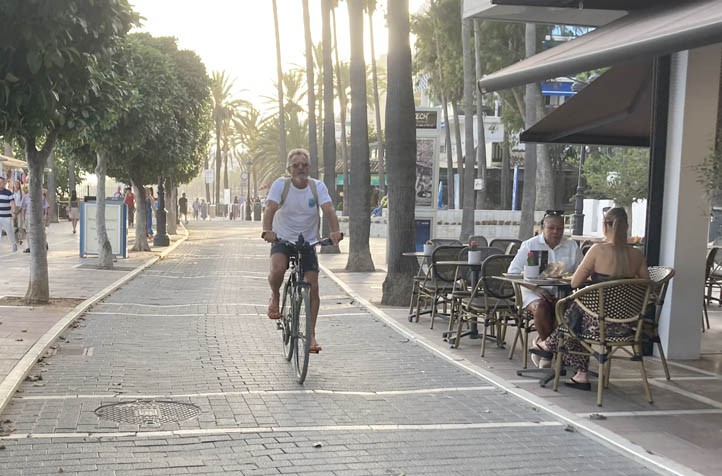 Marbella regula en verano el uso de bicicletas y patinetes en el litoral