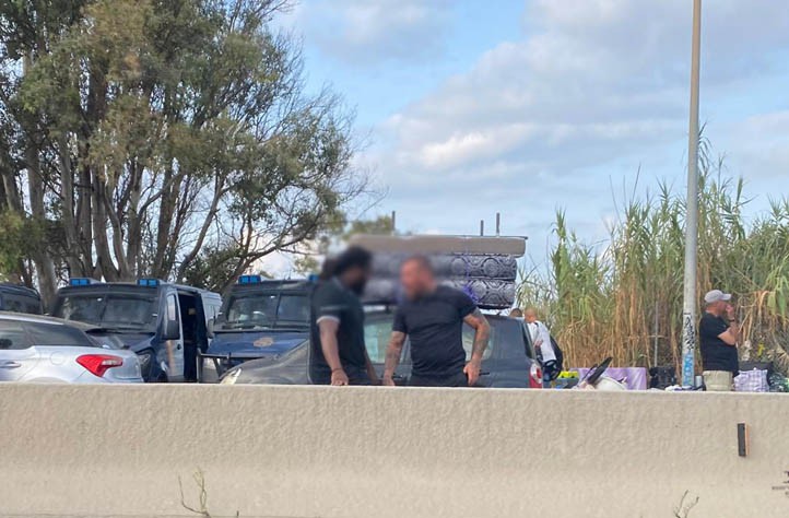 Desalojan a las familias que ocupaban un camping abandonado en Marbella
