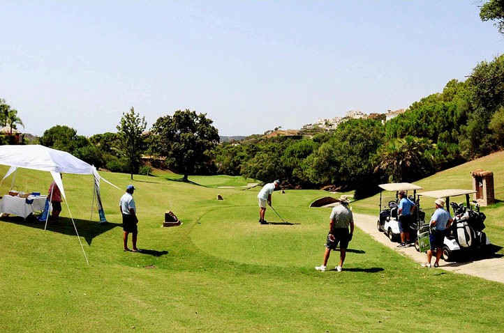 Debra Piel de Mariposa organiza dos torneos de golf solidarios