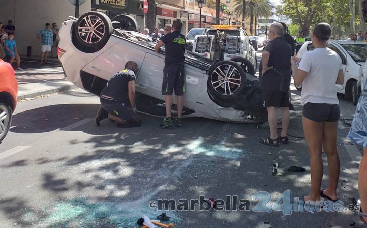 Un coche queda con las cuatro ruedas hacia arriba en el centro de Marbella