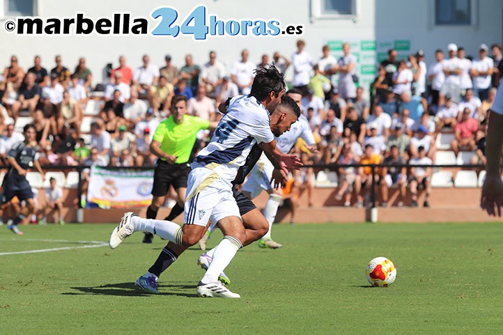 Grave lesión de José Cambra en la derrota del Marbella ante el Castilla (0-4)