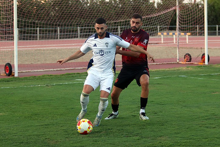 Lesión de Pau Palacín después de marcar el gol del triunfo del Marbella FC (0-1)