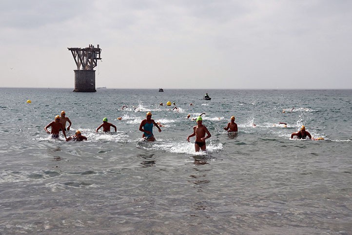 Más de 200 deportistas se dan cita en la V Travesía a Nado "Ciudad de Marbella"