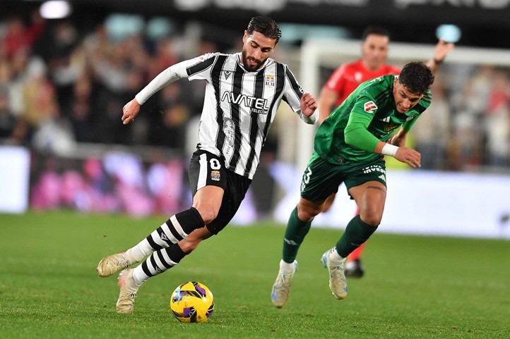 El malagueño Luis Muñoz refuerza el centro del campo del Marbella FC