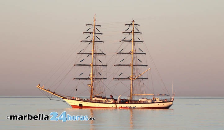 El velero polaco Fryderyk Chopin fondea en la bahía de Marbella
