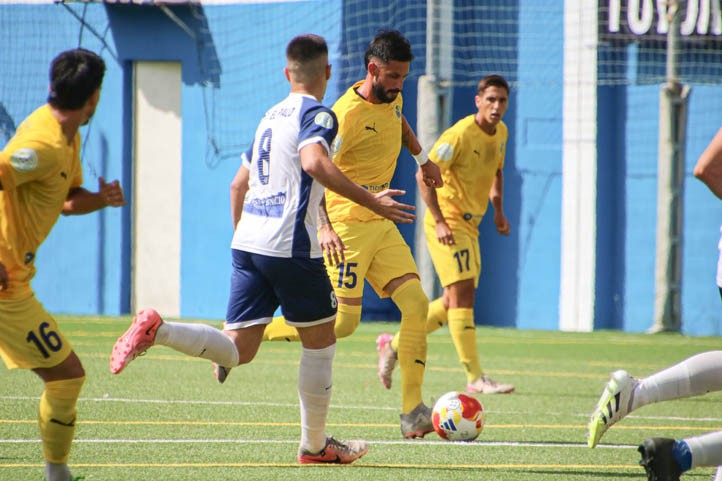 El FC Marbellí merece más tras un buen partido en El Palo (2-2)