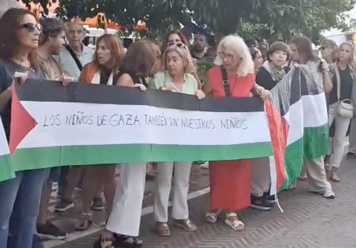Concentración de apoyo a la flotilla en la plaza de Los Naranjos de Marbella