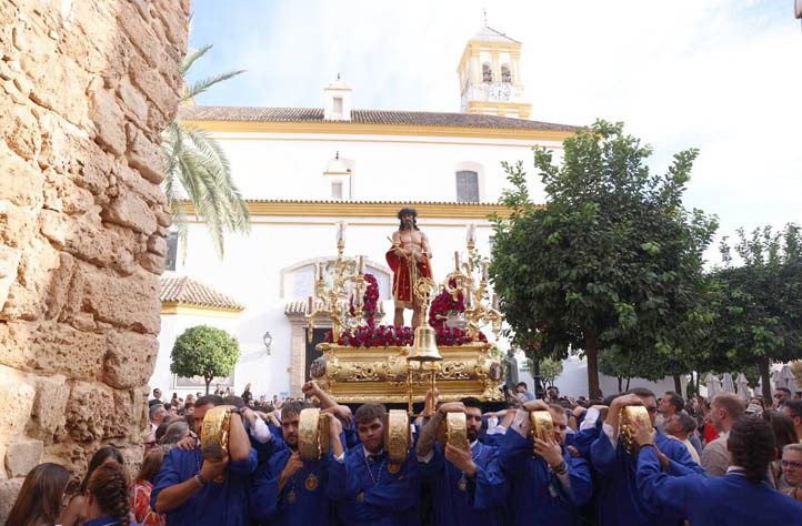 El Señor de la Humildad brilla en su camino hacia el barrio de Leganitos