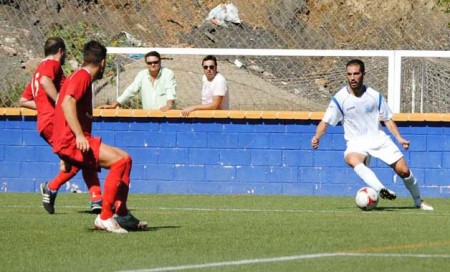 Gran partido del Marbella, que borra del campo al Maracena (2-0)