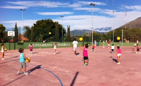 Los grupos de formación del CB Costa Marbella se entrenan el día del Pilar