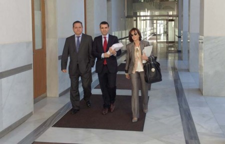 Parlamentarios socialistas entregan en la Cámara de Cuentas un informe sobre el Ayuntamiento
