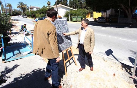 Las obras de acerado en la avenida de los Girasoles de Nueva Andalucía concluirán tras Semana Santa