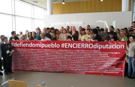 Alcaldes socialistas se encierran en la Diputación para pedir un reparto 