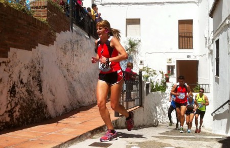 Sonia Vizcaíno, del Club Atletismo San Pedro, vence en la Carrera de las Aguas de Istán