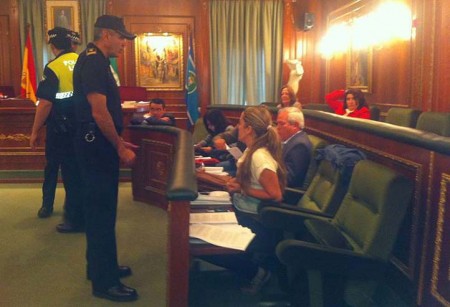 La Policía Local desaloja a la fuerza del pleno a Rafael Piña al ser expulsado tras pedir contrarréplica