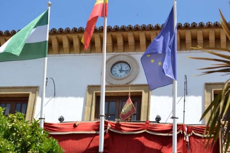El pendón de la villa luce en el balcón de la Casa Consistorial de Marbella