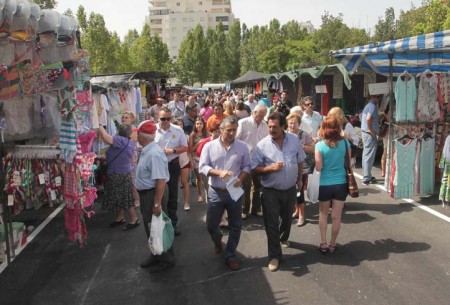 El Ayuntamiento repartirá folletos en los hoteles para promocionar los tres mercadillos del municipio