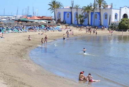 Marbella empieza la temporada alta sin socorristas en las playas