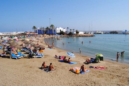 El PSOE critica que las playas no tengan aún vigilancia y pide a la alcaldesa que vuelva al municipio
