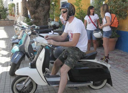 Marbella acoge a un centenar de personas en el VII Rally Scooterista