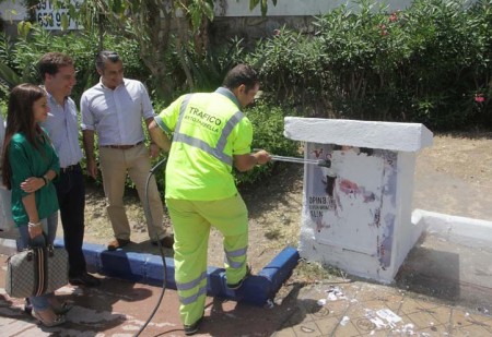 Tres operarios se encargarán de retirar la publicidad irregular de las calles de Marbella