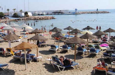 El Ayuntamiento adjudica el servicio y este sábado ya habrá socorristas en las playas de Marbella