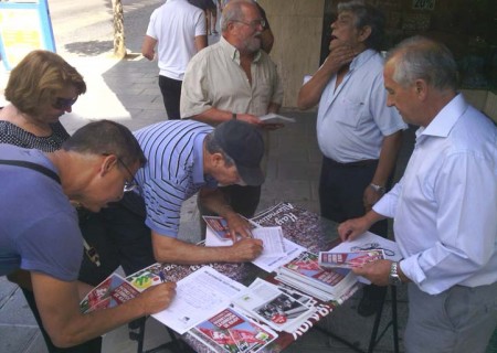 IU destaca la gran participación de los vecinos en su recogida de firmas para que Rajoy dimita