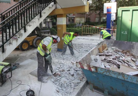 El Ayuntamiento arregla las aceras y el paso elevado en la avenida Cánovas del Castillo de Marbella