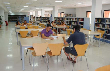 Unos 160 jóvenes del municipio hacen uso de la biblioteca en el nuevo horario de los fines de semana