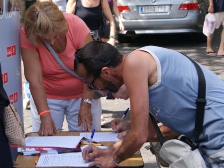 El PSOE reúne un millar de firmas en su primer día de campaña contra la subida del IBI en Marbella