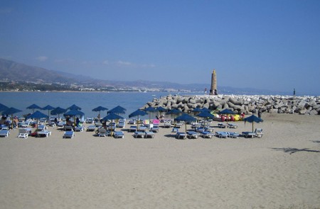 Rescatan a un bañista de morir ahogado en la playa de Puerto Banús