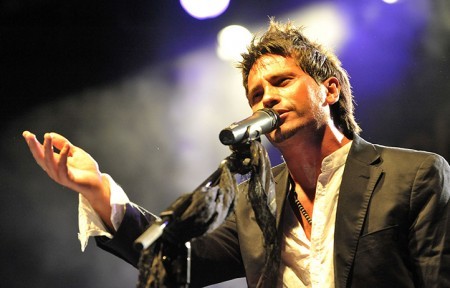Los Rebujitos, David DeMaria y Fran Terrén, en el concierto de Canal Fiesta en San Pedro Alcántara